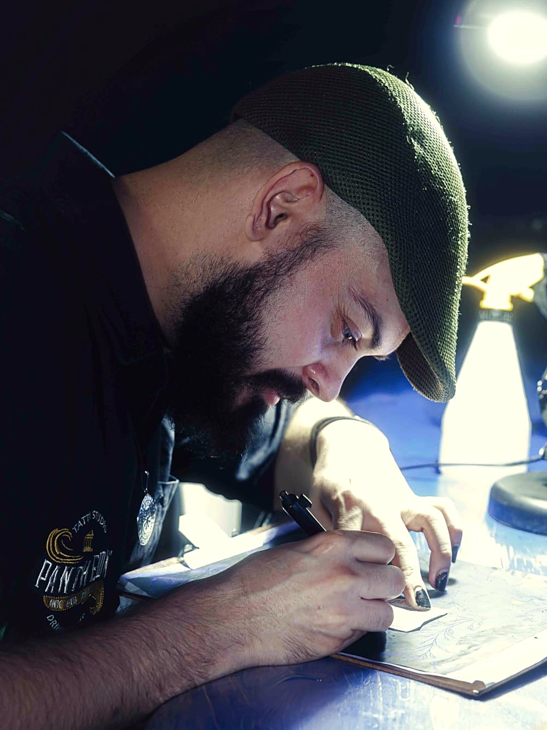 Rafael desenhando no estúdio Pantheon Ink